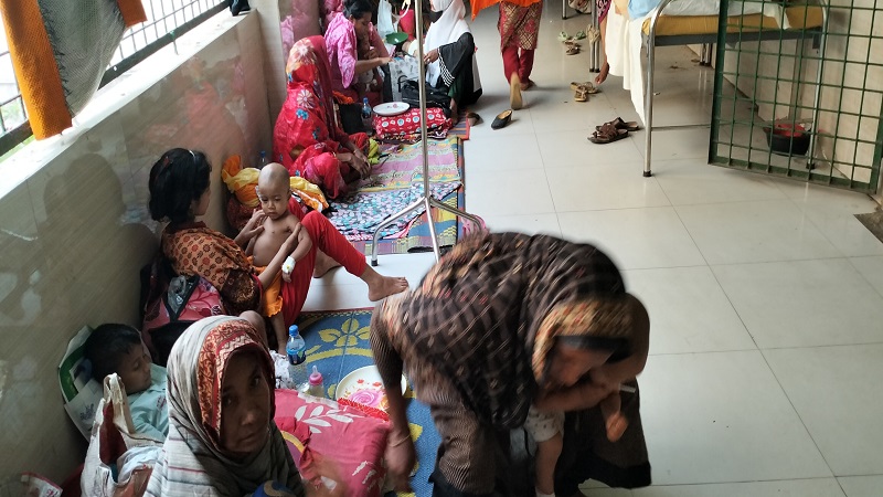 চাঁপাইনবাবগঞ্জে জেলা হাসপাতালে মানবেতর পরিস্থিতি,নতুন করে ৪৩ সন্দেহভাজন হাম রোগি হাসপাতালে